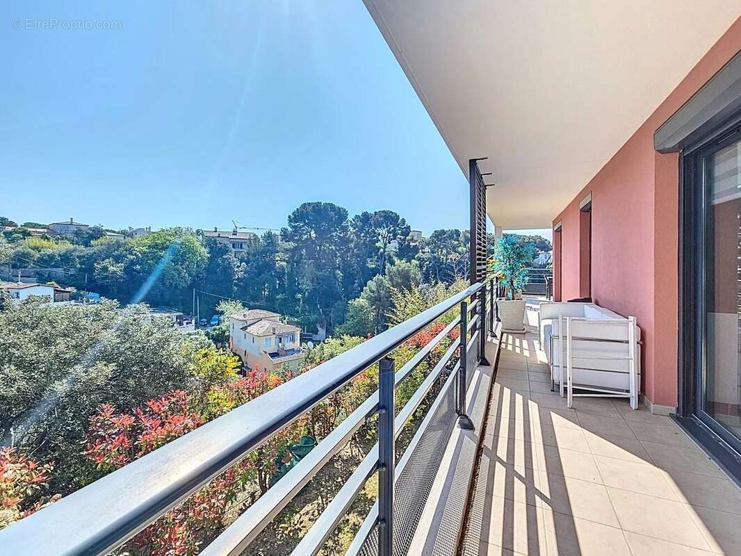 Appartement à SAINT-LAURENT-DU-VAR