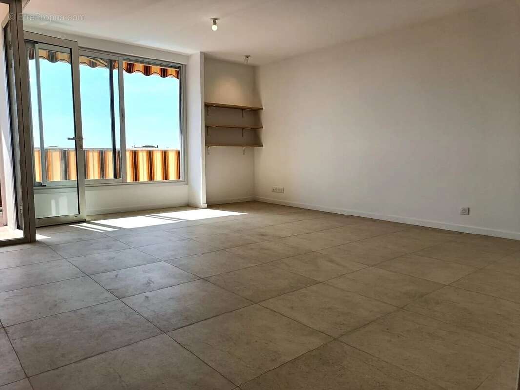 Appartement à SAINT-LAURENT-DU-VAR