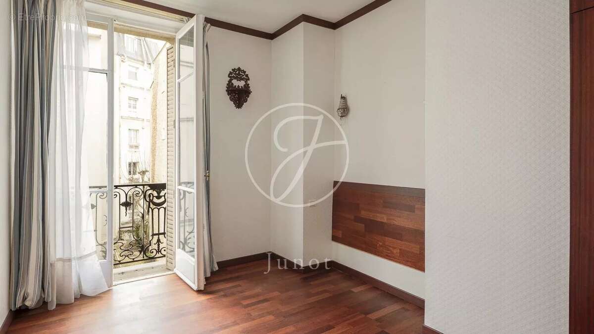 Appartement à PARIS-16E