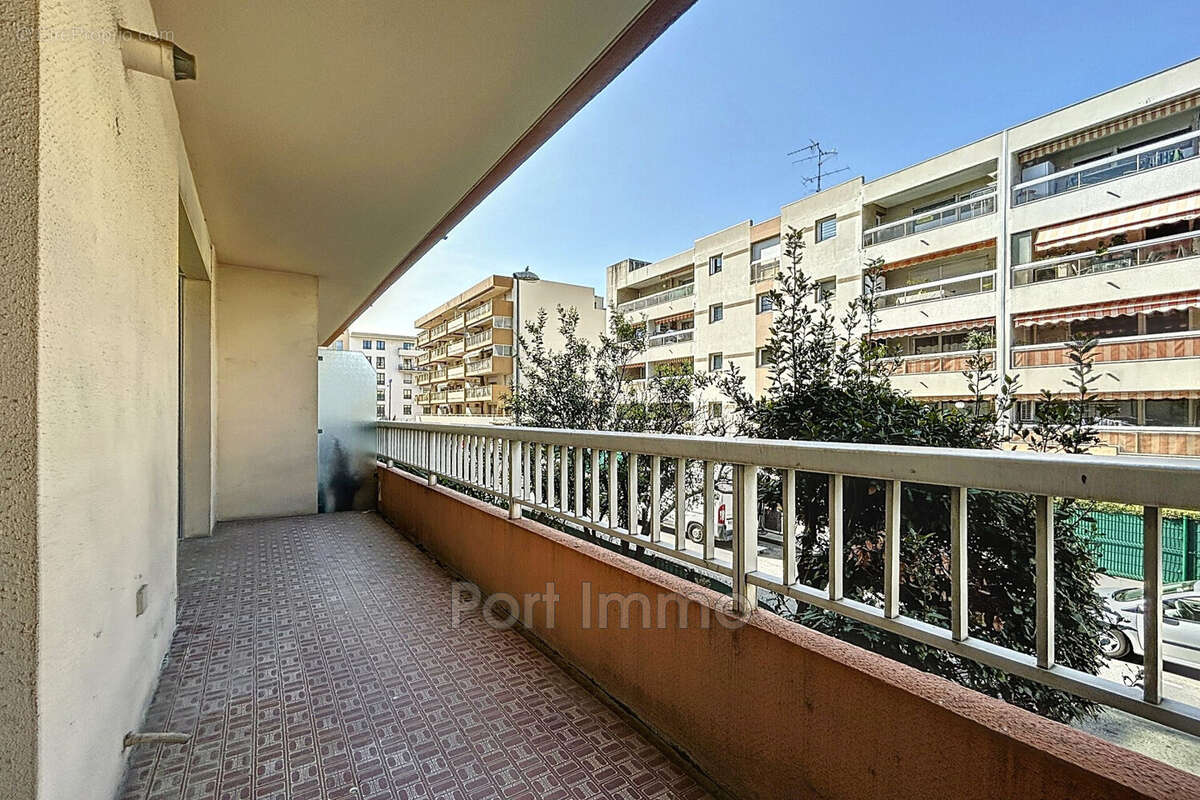 Appartement à SAINT-LAURENT-DU-VAR