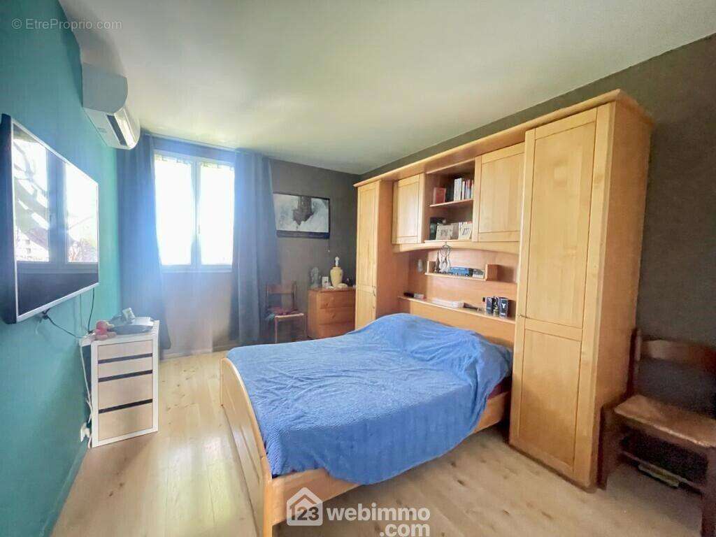 Première chambre de 14m2 avec de nombreux rangements et sa climatisation réversible. - Appartement à SAINTE-MAXIME