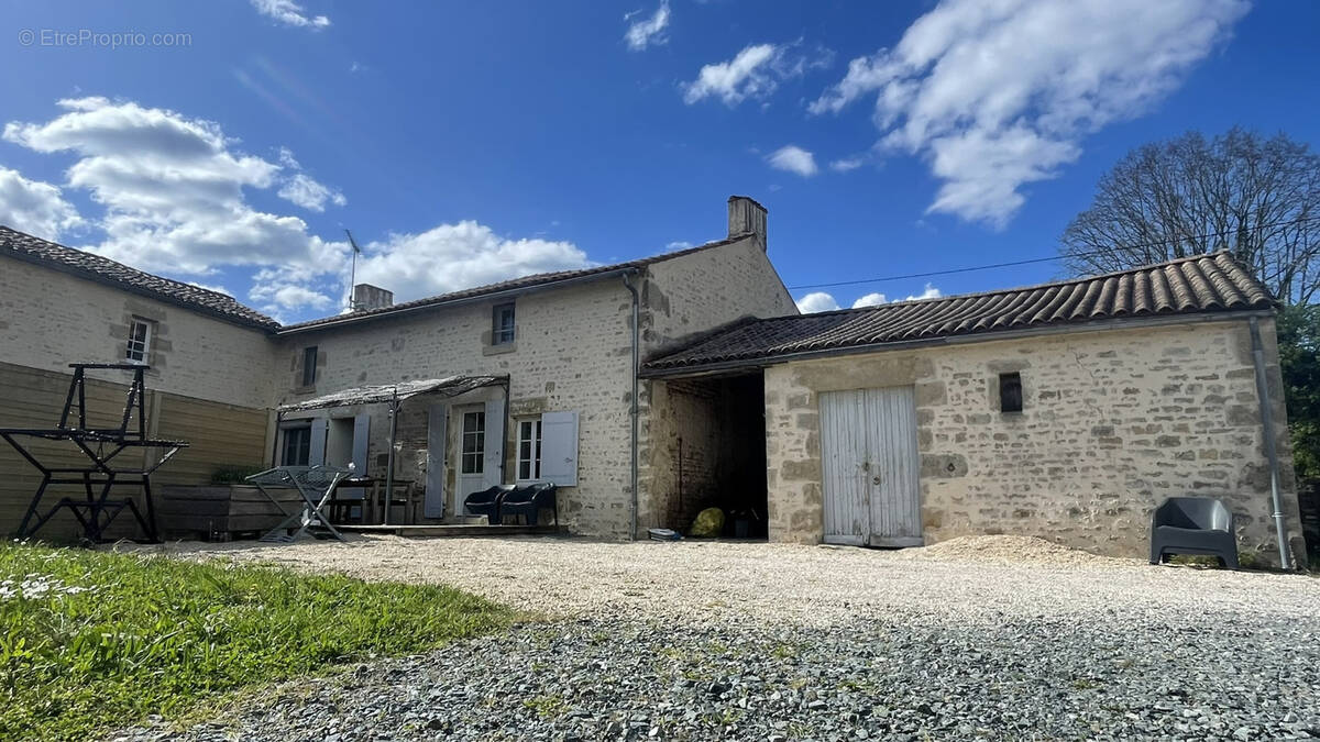 Maison à SAINT-HILAIRE-DES-LOGES