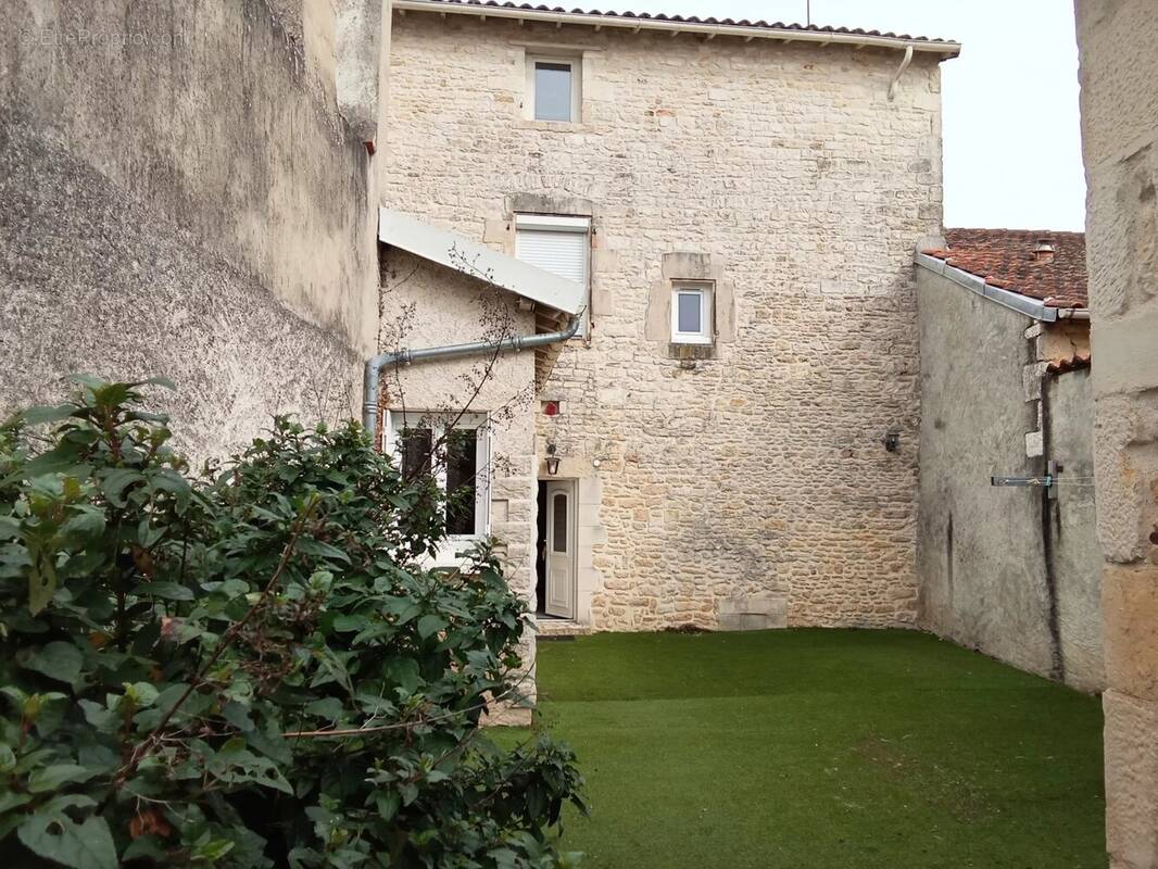 Maison à RUFFEC