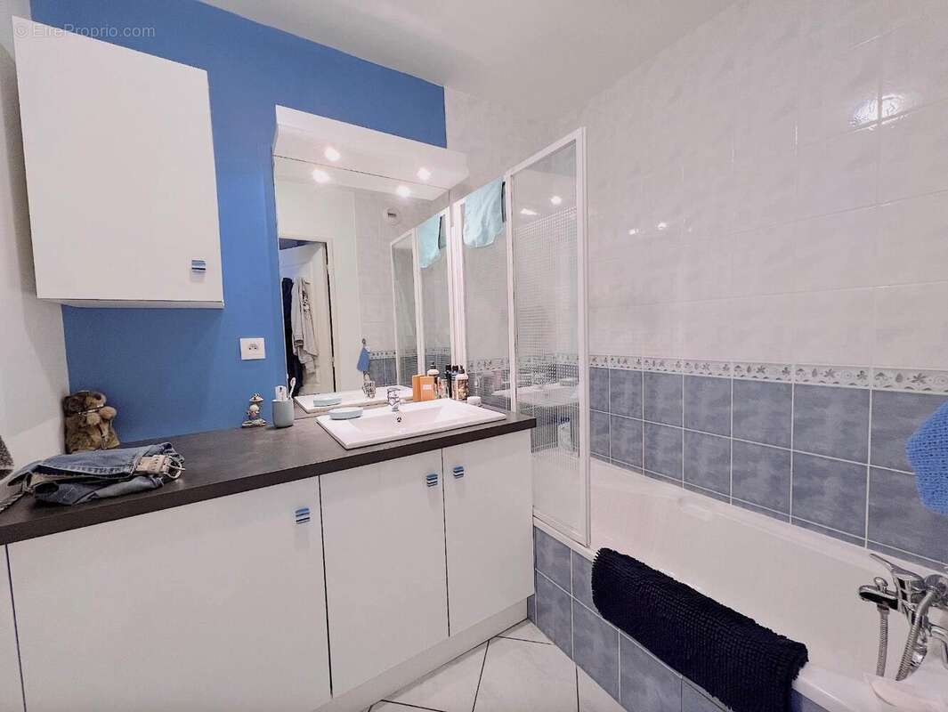   - Appartement à DECINES-CHARPIEU