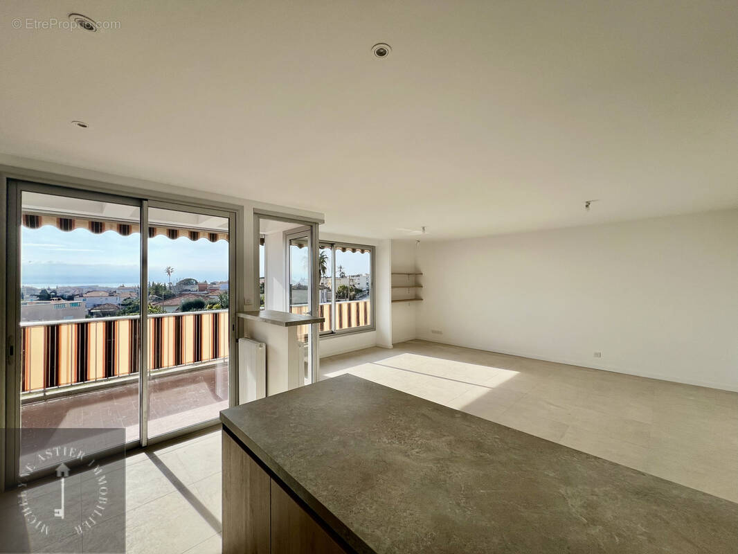 Appartement à SAINT-LAURENT-DU-VAR