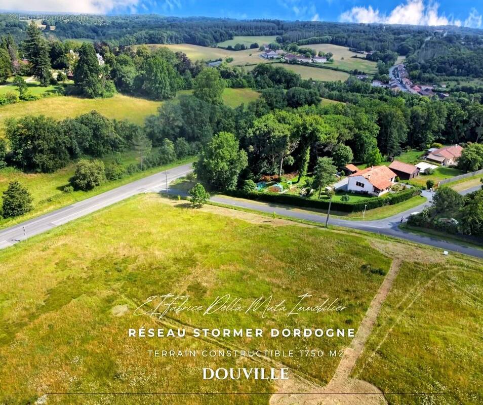 Terrain à DOUVILLE