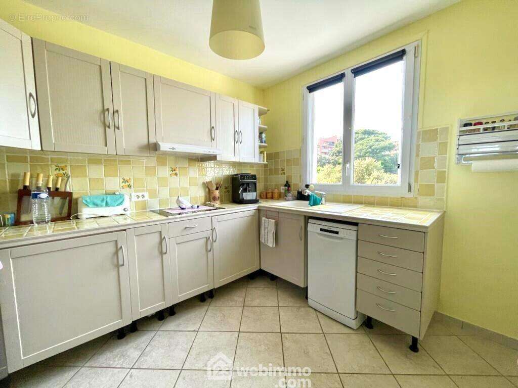 Cuisine entièrement aménagée avec son cellier attenant de 2,60m2. - Appartement à SAINTE-MAXIME