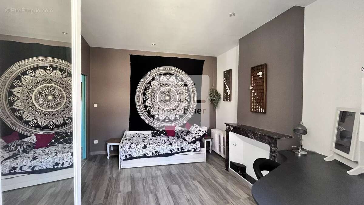 Maison à LAUDUN-L&#039;ARDOISE