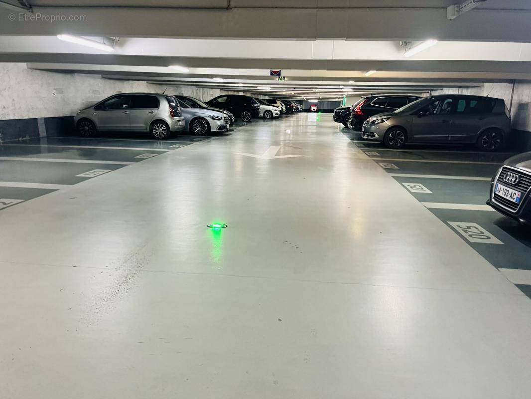 Parking à PARIS-1E