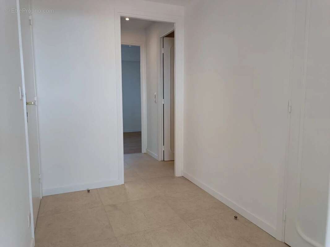 Appartement à SAINT-LAURENT-DU-VAR