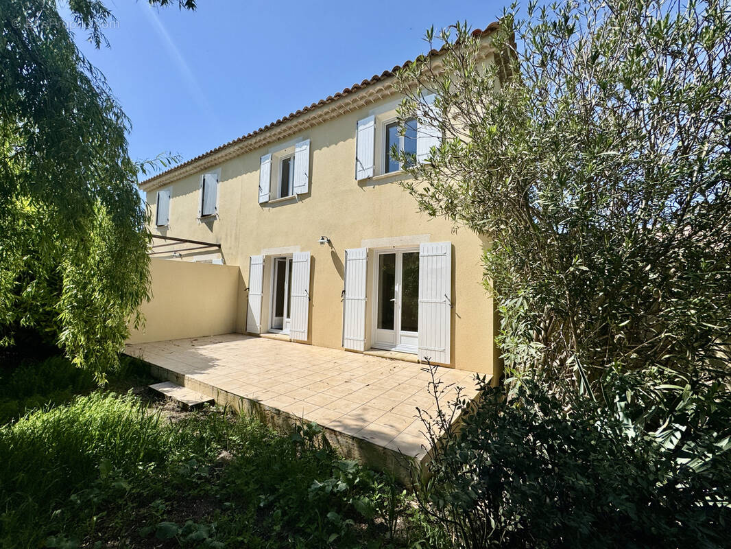 Maison à CAMARET-SUR-AIGUES