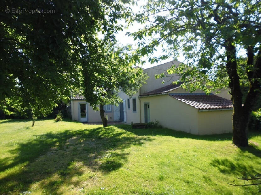 Maison à NIEUL-LE-DOLENT