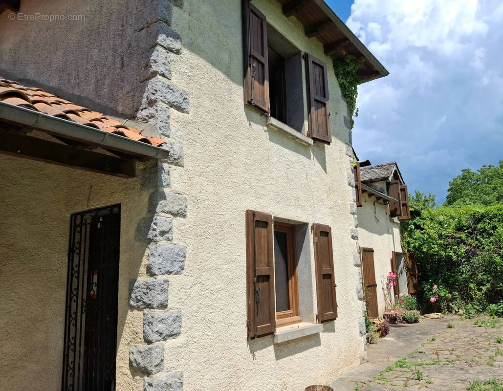 Maison à SAINT-SANTIN-CANTALES