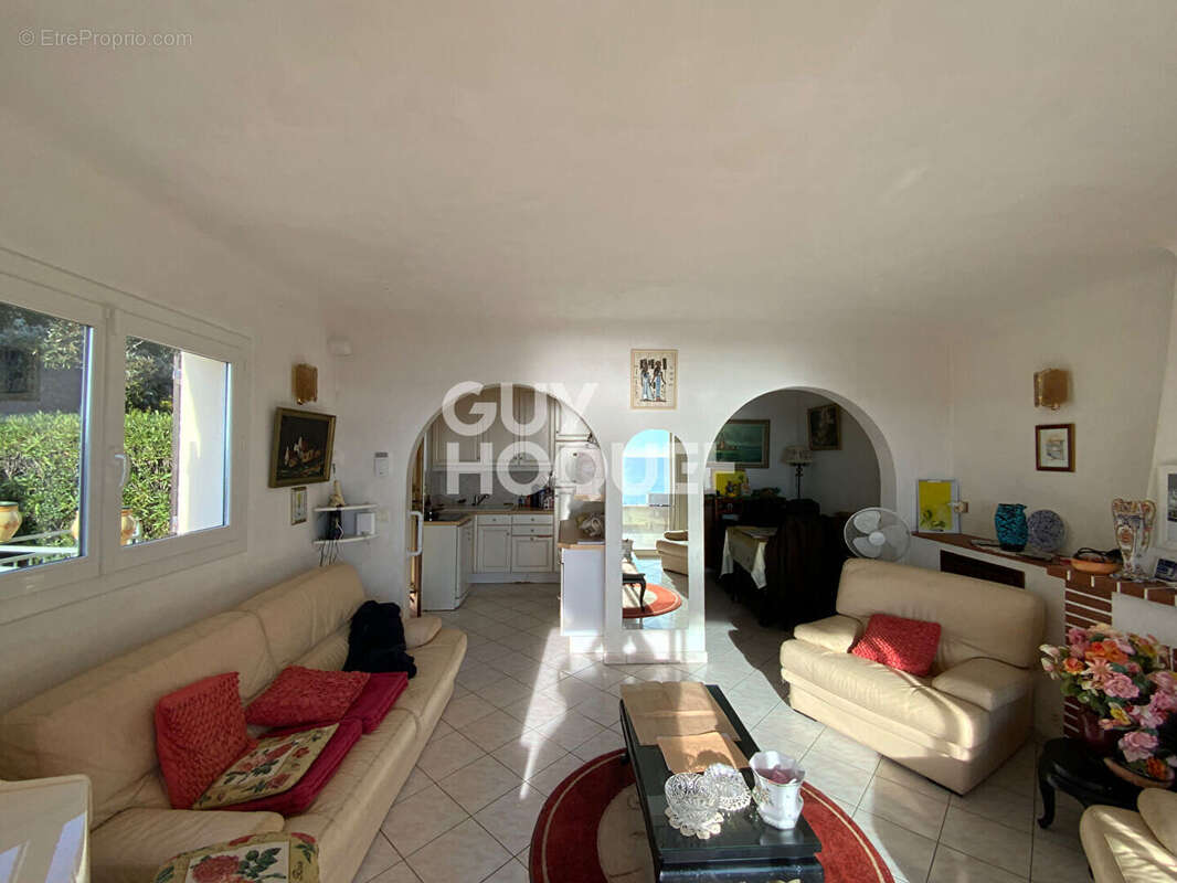 Maison à ROQUEBRUNE-SUR-ARGENS