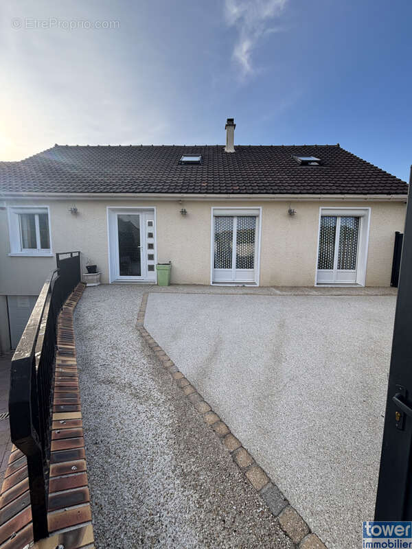 Maison à JOUY-LE-CHATEL
