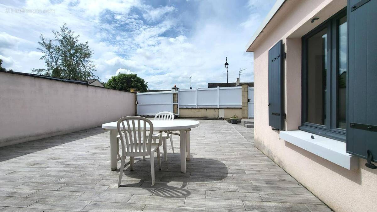 Maison à LES CLAYES-SOUS-BOIS