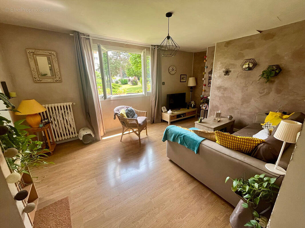 Appartement à LES CLAYES-SOUS-BOIS