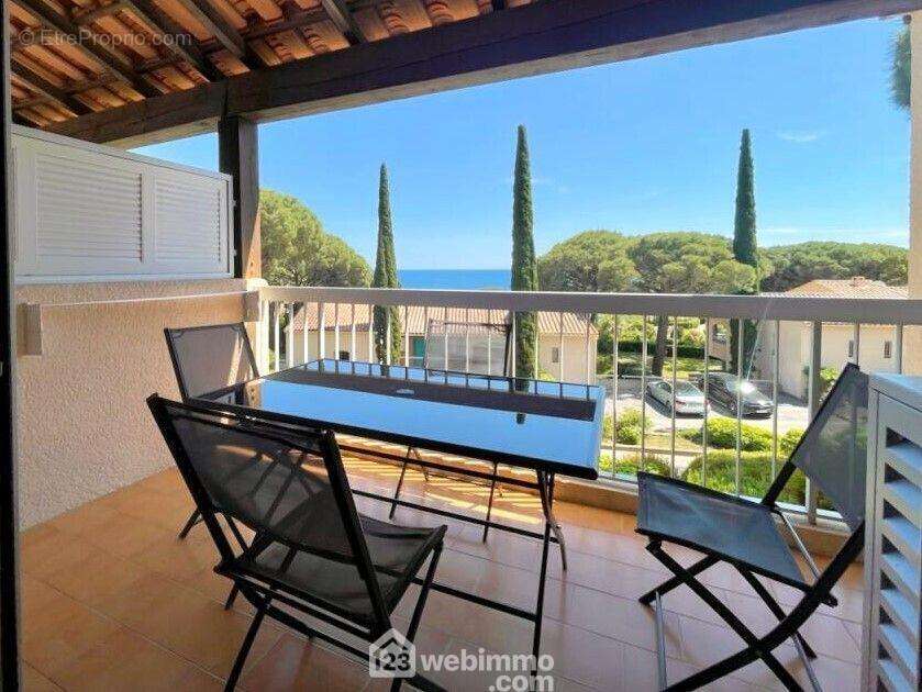 Terrasse exposée Sud/Sud-Est avec vue imprenable sur la mer. Luminosité optimale tout au long de la journée. - Appartement à SAINTE-MAXIME