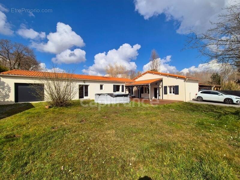 Maison à CHAILLEVETTE