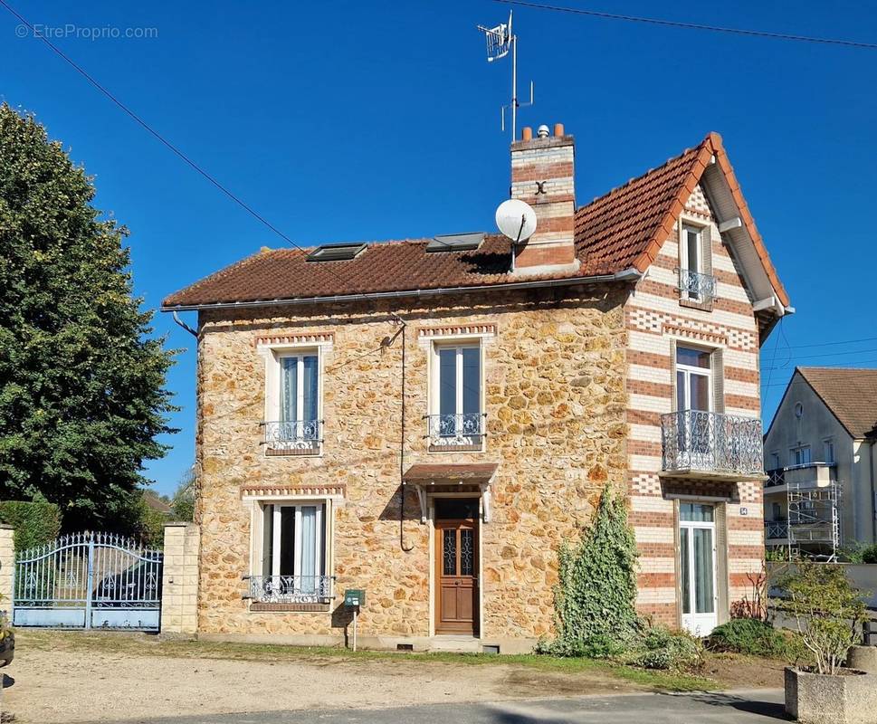 Maison à BRUYERES-LE-CHATEL
