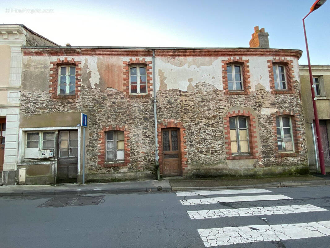 Maison à LA CHAPELLE-SAINT-FLORENT