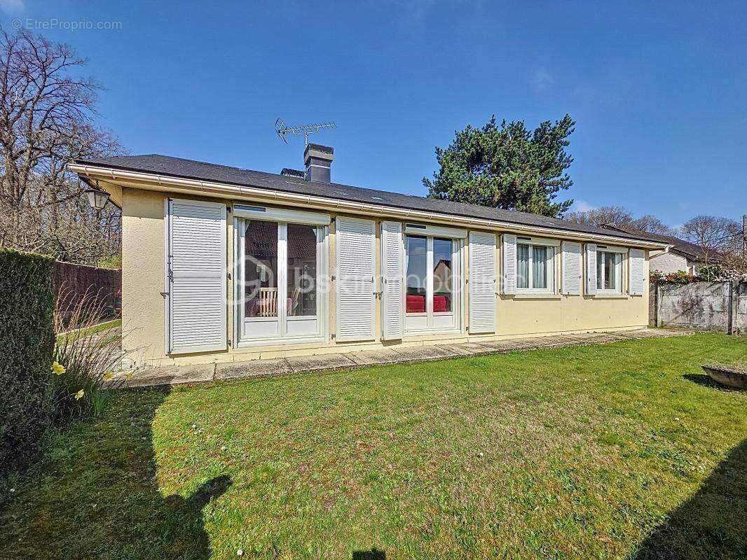 Maison à LA QUEUE-LES-YVELINES