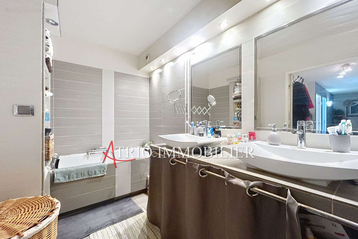 Appartement à SAINT-LAURENT-DU-VAR