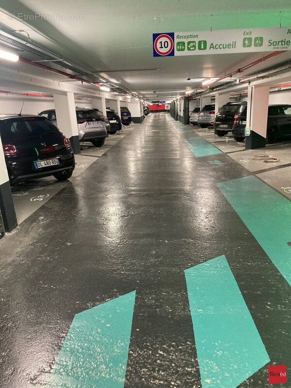 Parking à PARIS-17E