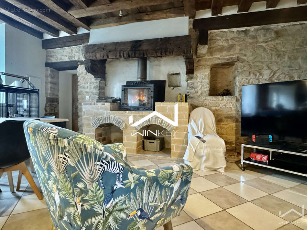 Maison à COMBOURTILLE