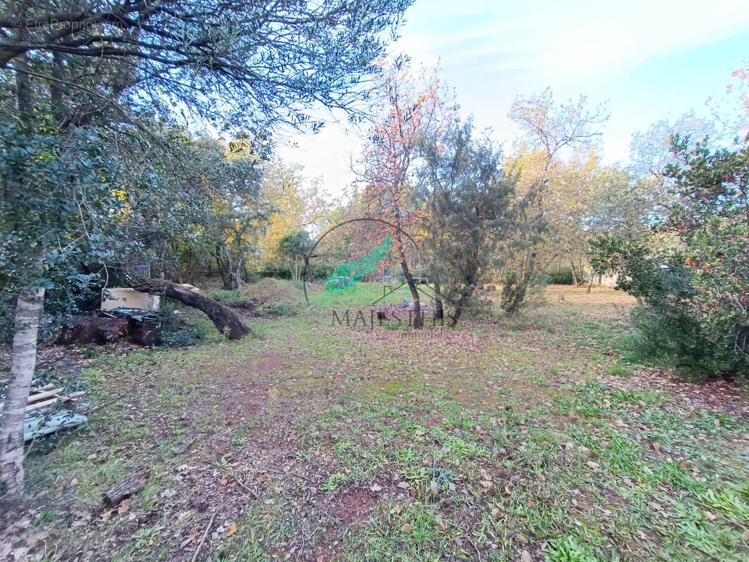 Terrain à LE CANNET-DES-MAURES