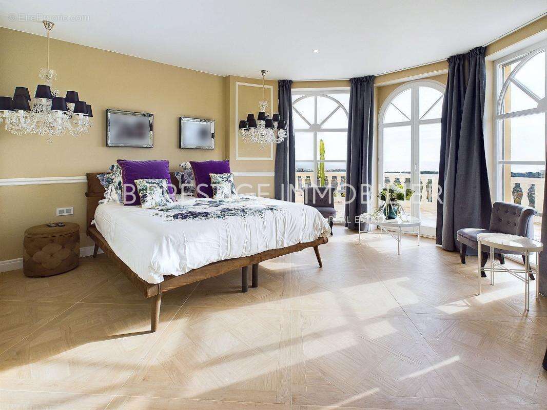 Maison à MANDELIEU-LA-NAPOULE
