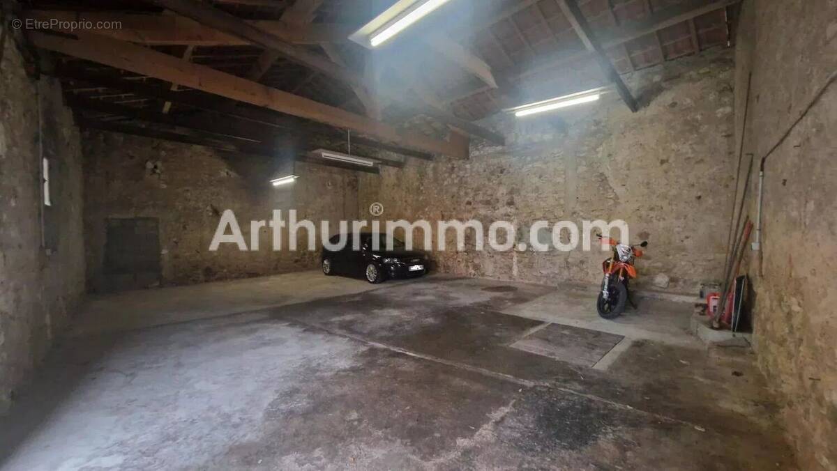 Parking à QUARANTE
