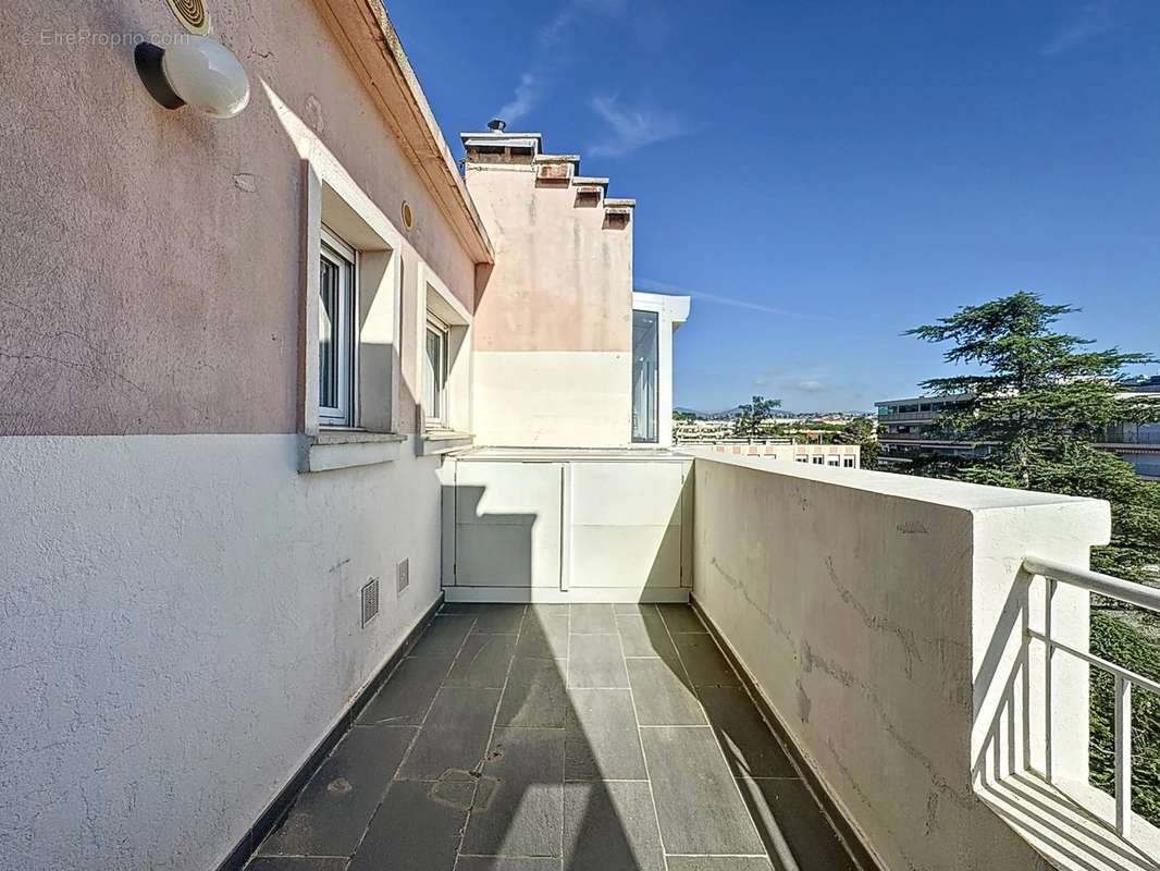 Appartement à SAINT-LAURENT-DU-VAR