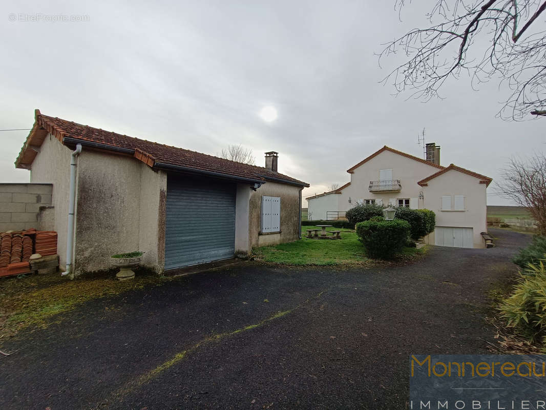 Maison à ROULLET-SAINT-ESTEPHE