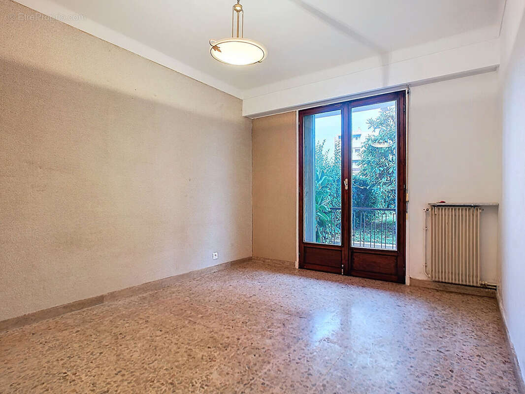 Appartement à SAINT-LAURENT-DU-VAR
