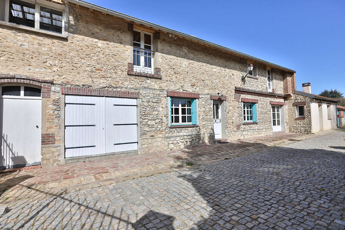Maison à LA QUEUE-LES-YVELINES