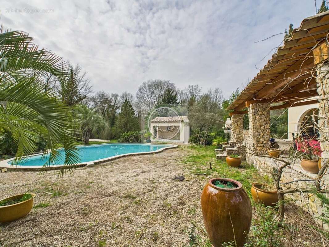 Maison à BAGNOLS-EN-FORET