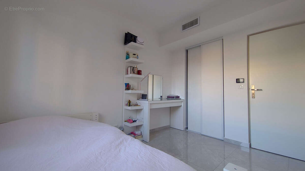 Appartement à SAINT-LAURENT-DU-VAR