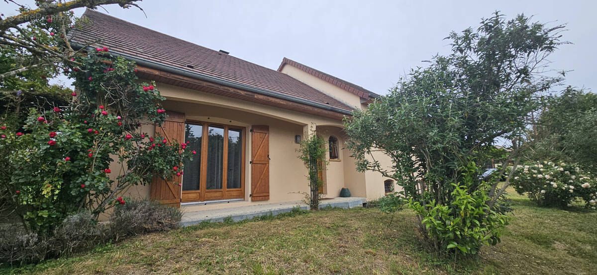 Maison à SAINT-REMY-EN-ROLLAT