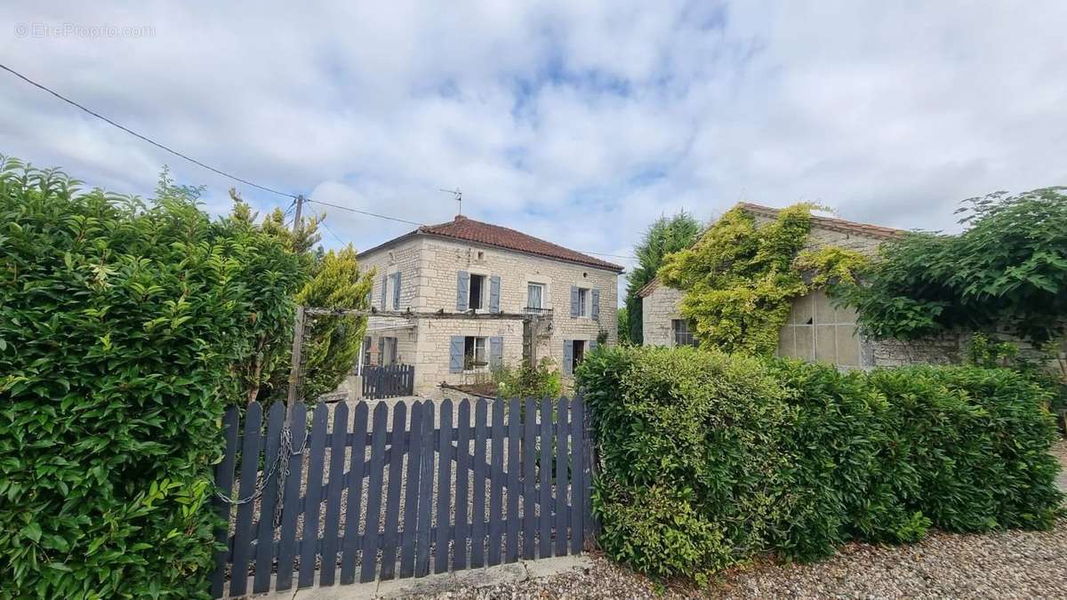 Maison à MONTAIGU-DE-QUERCY