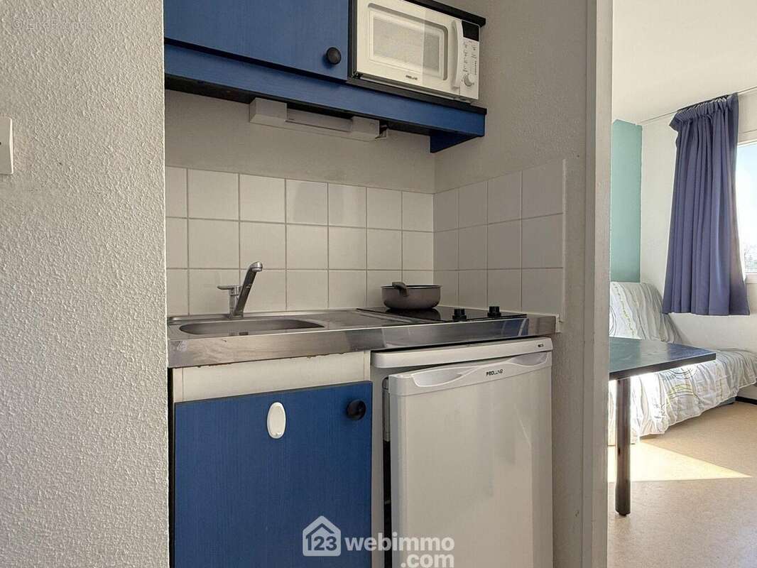 Une kitchenette semi-équipée, - Appartement à POITIERS