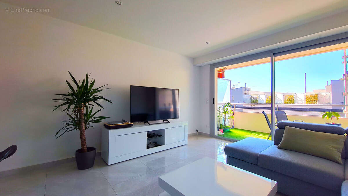 Appartement à SAINT-LAURENT-DU-VAR