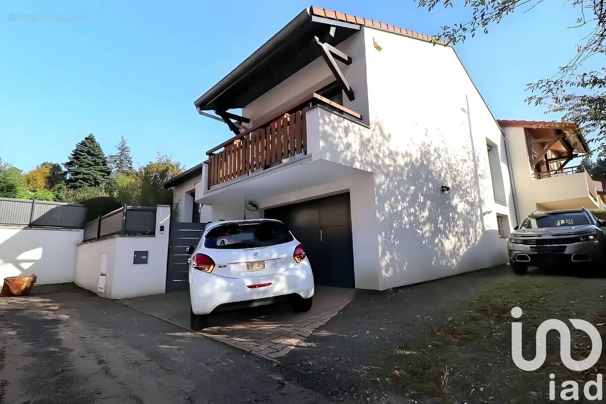 Photo 1 - Maison à LE CHAMBON-FEUGEROLLES