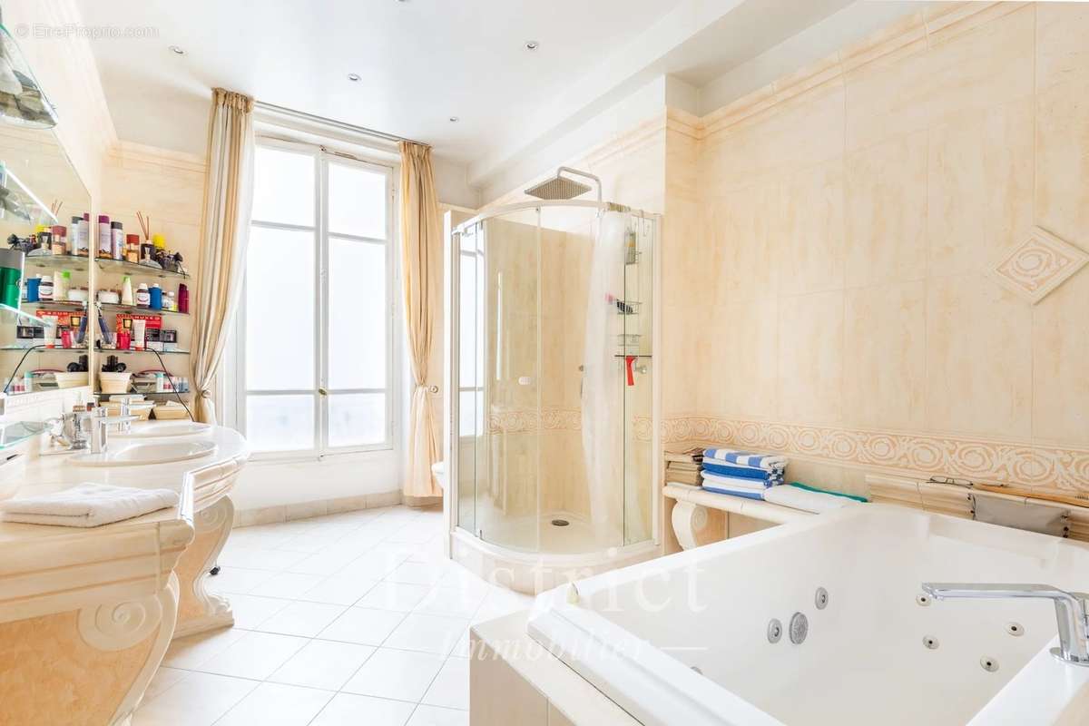Appartement à PARIS-8E