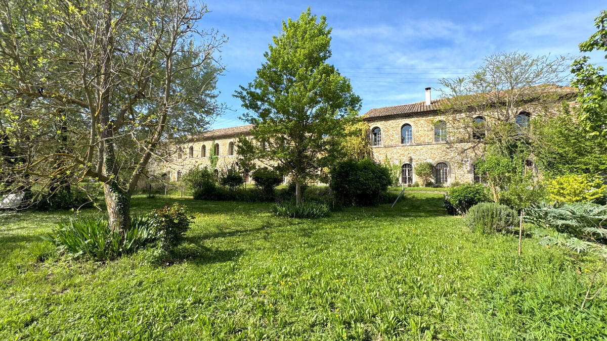 Maison à ENTRAIGUES-SUR-LA-SORGUE