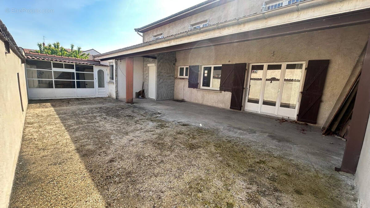 Appartement à CHAZELLES-SUR-LYON