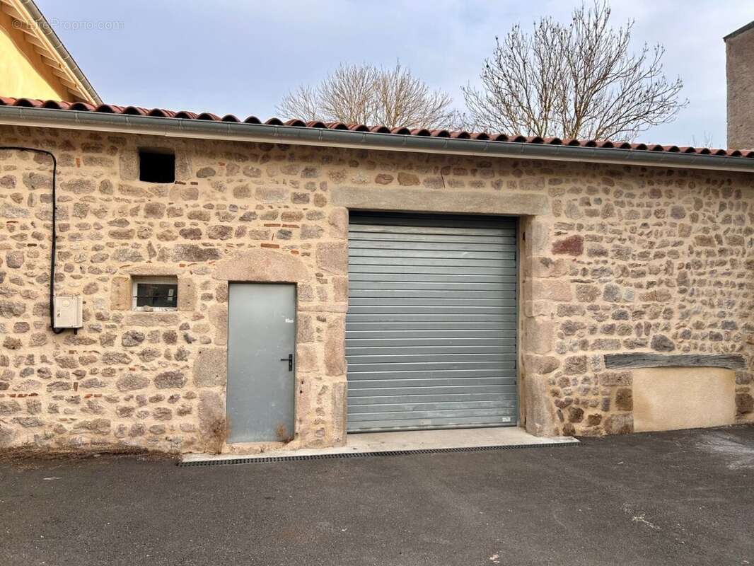 Parking à SAINT-MAURICE-EN-GOURGOIS
