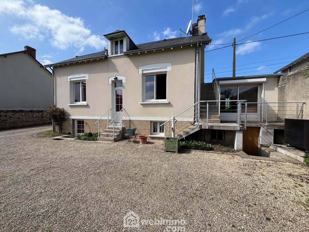 Vue de la façade arrière de la maison, côté jardin. - Maison à DANGE-SAINT-ROMAIN
