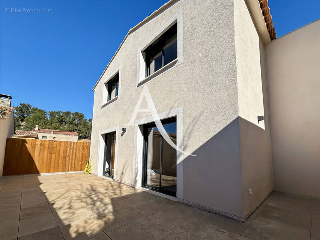 Maison à SIMIANE-COLLONGUE