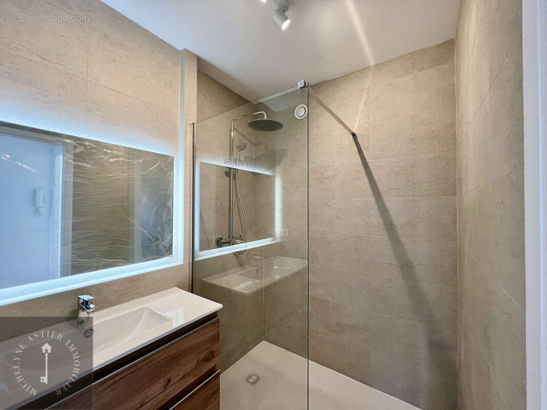 Appartement à SAINT-LAURENT-DU-VAR